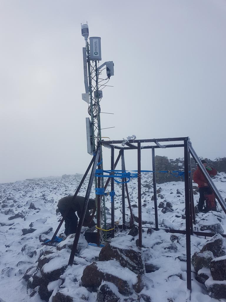 james_groves's tweet photo. Great team effort, WX station installed on top of Ben Nevis. It was a long walk up but worth it! @AtmosScience @ncasamf https://t.co/lv34jyVqsx