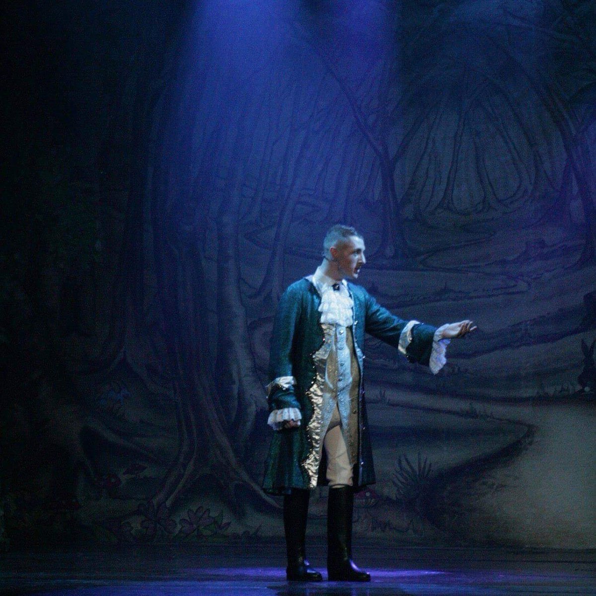 NewPantomimePro's tweet photo. @Davidheathuk waiting for his Cinderella. Won't be long. Catch him @TheAlbertBolton #BoltonCinderella this Christmas #ThrowbackThursday #PantoIsBackHome https://t.co/cysrsU7i3i