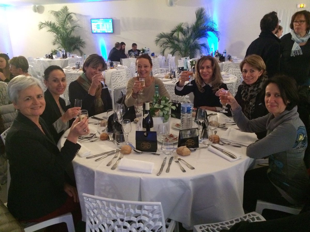 ClementThiam's tweet photo. Les femmes sont à l'honneur chez #Bnpparibas à l'occasion de #EngieOpenLimoges, réunies pour profiter des 8eme de finales et partager nos expériences (clientes, partenaires et collaboratrices). Un moment d'échange convivial ! https://t.co/vHdWIMgT8i