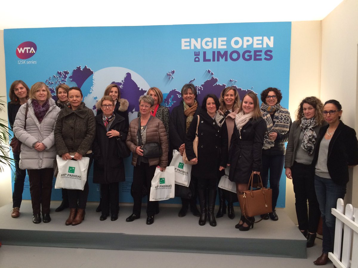 ClementThiam's tweet photo. Les femmes sont à l'honneur chez #Bnpparibas à l'occasion de #EngieOpenLimoges, réunies pour profiter des 8eme de finales et partager nos expériences (clientes, partenaires et collaboratrices). Un moment d'échange convivial ! https://t.co/vHdWIMgT8i