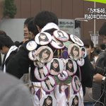 ニュース内容をうわまるインパクトwカメラ落下よりも缶バッチの人が気になって仕方ない!