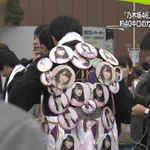 ニュース内容をうわまるインパクトwカメラ落下よりも缶バッチの人が気になって仕方ない!