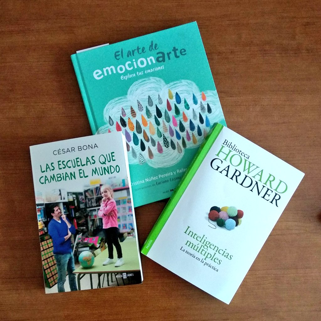 m_otero_d's tweet photo. A miña biblioteca medra pouquiño a pouco 😄 https://t.co/5vL1MdNByF