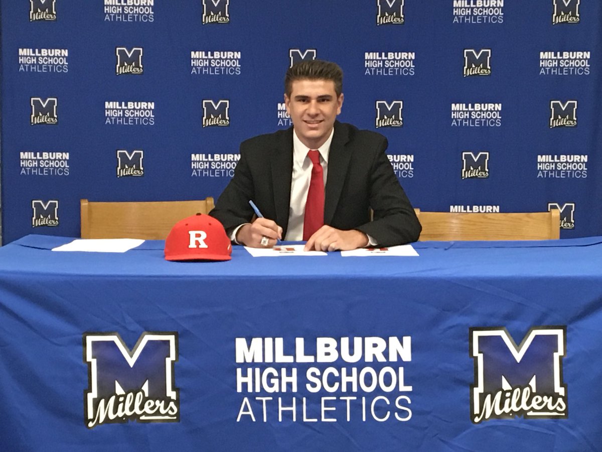 MHSmillers's tweet photo. Cograts to the following millers on signing their NLI yesterday:
Peter Serruto-Helen Casey-Anna Brylin-Davis Moshier!! https://t.co/R5pV6x9wiw
