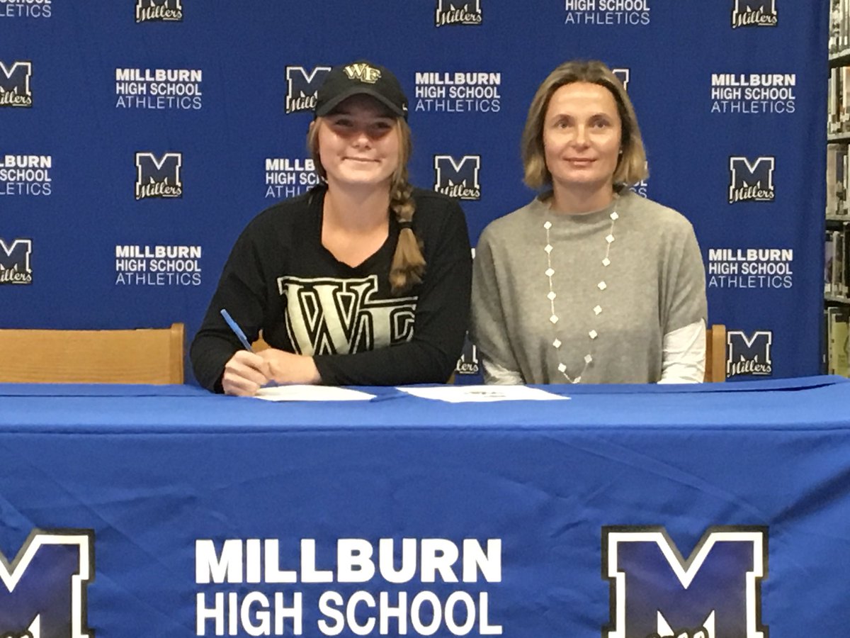 MHSmillers's tweet photo. Cograts to the following millers on signing their NLI yesterday:
Peter Serruto-Helen Casey-Anna Brylin-Davis Moshier!! https://t.co/R5pV6x9wiw