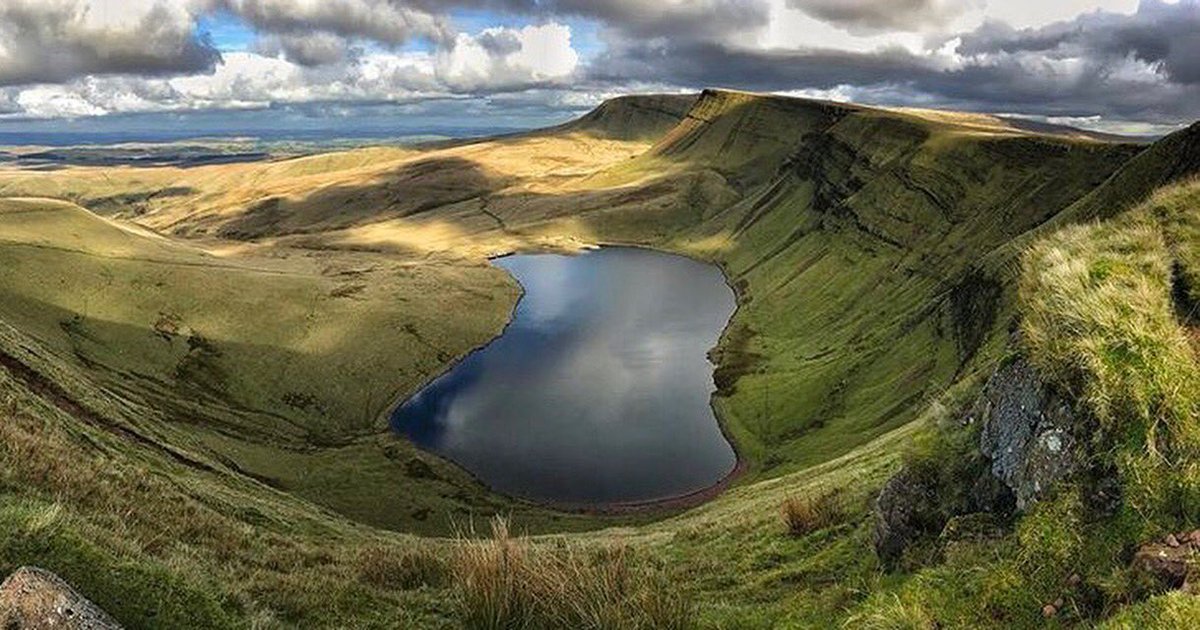 VisitBeacons's tweet image. The majestic Llyn y Fan Fach captured by instagram.com/richard_vining Where’s your favourite #BreconBeacons mountain top view? #FindYourEpic