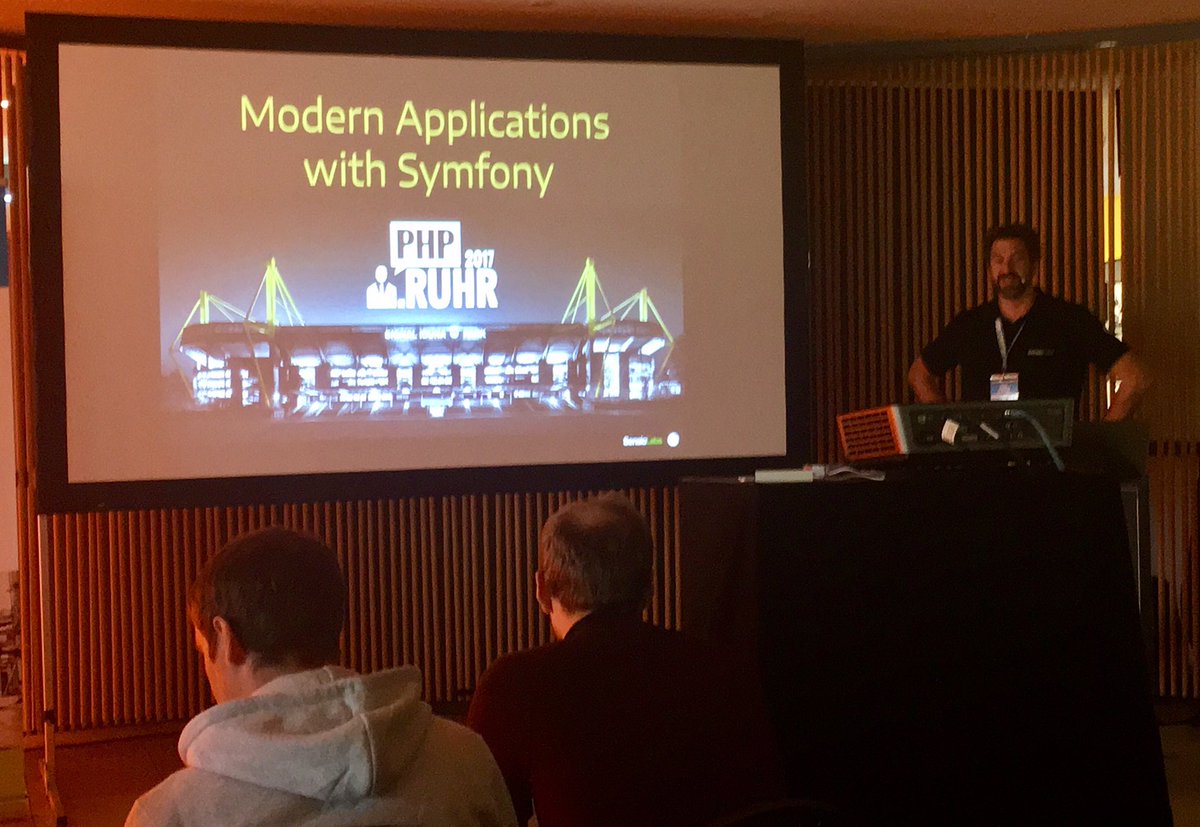 YetiCGN's tweet image. Andreas Hucks @meandmymonkey auf der #phpruhr17 über #Symfony 4.
