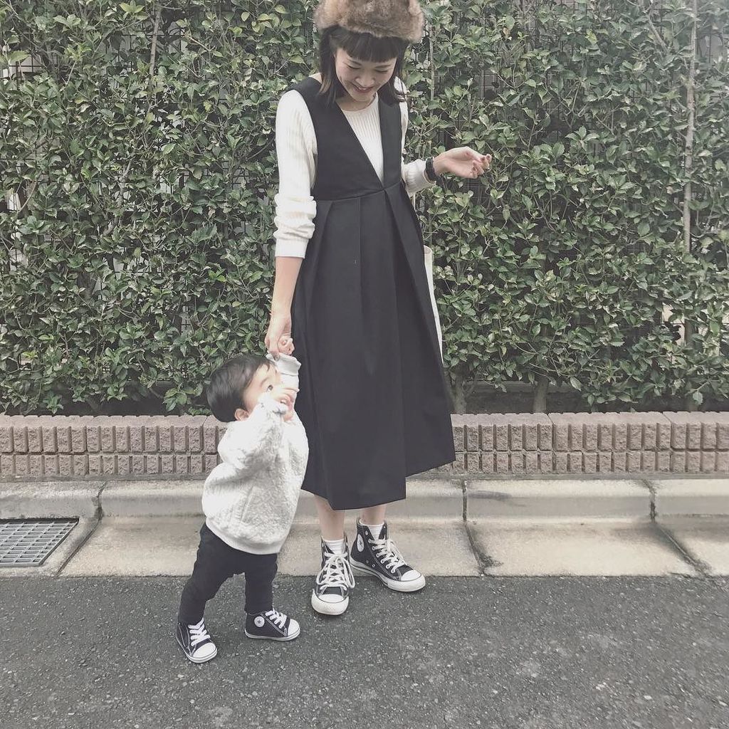 ubechiaki's tweet photo. ♡ ♡ ♡
.
.
.
#親子リンクコーデ ･:*
やっと履けたコンバースでお揃いコーデ♡
最近、外歩いてると急に”あっ!!”って言って空を指差す👆🏻
ワンピース自分的には可愛い♡と思ったら🙋🏻‍♂️に妊婦みたいと言われた( ；… https://t.co/dJ1MVfniWt https://t.co/ZFOXHCJgzC