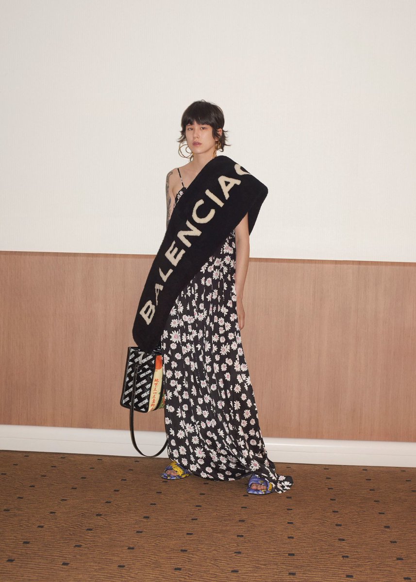 FelwaAlhudaithy's tweet photo. Currently // @BALENCIAGA Resort 2018. https://t.co/XWSlvjVc0X