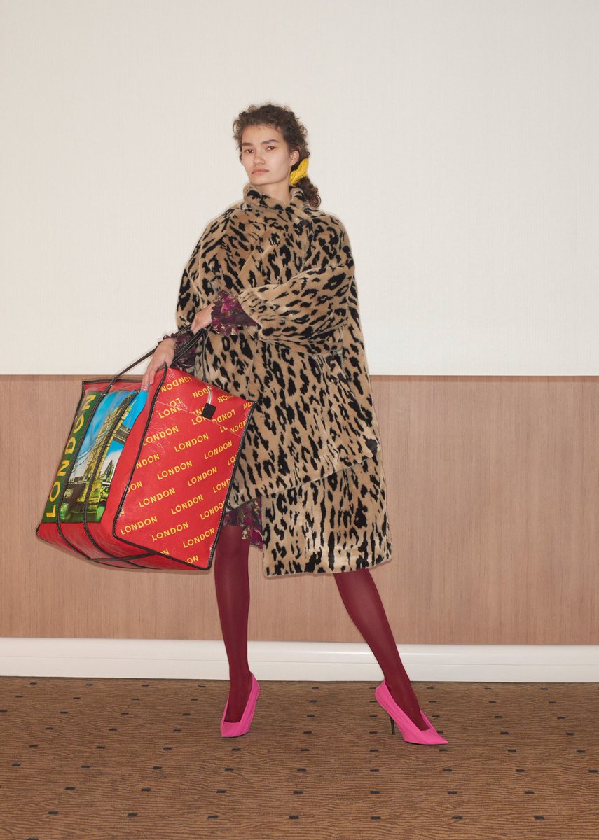 FelwaAlhudaithy's tweet photo. Currently // @BALENCIAGA Resort 2018. https://t.co/XWSlvjVc0X