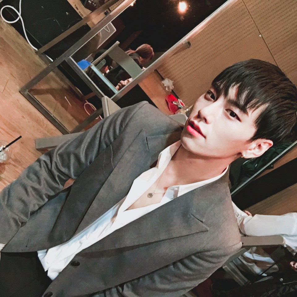 JBJtwt787's tweet photo. [#김상균😲] 오늘 팬 여러분께 여러모로 감사하다는 말씀전하고싶어요 더 열심히 달려가는 JBJ되겠습니다! https://t.co/ggyLFzdazp