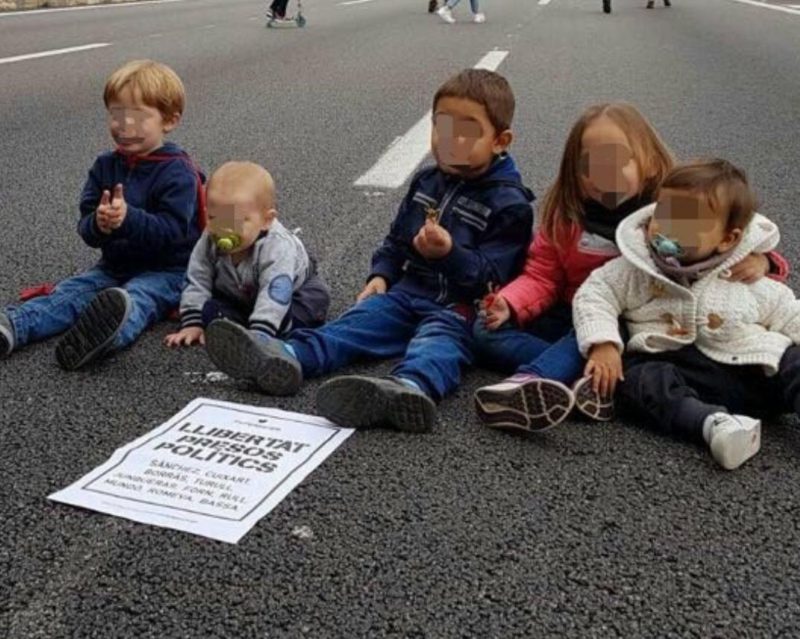 Albiol_XG's tweet photo. 🔵 El comportamiento de padres y profesores fanáticos utilizando a sus hijos como escudos es lamentable. Vamos a presentar ante la fiscalía de menores las imágenes. https://t.co/P77C5ULebp