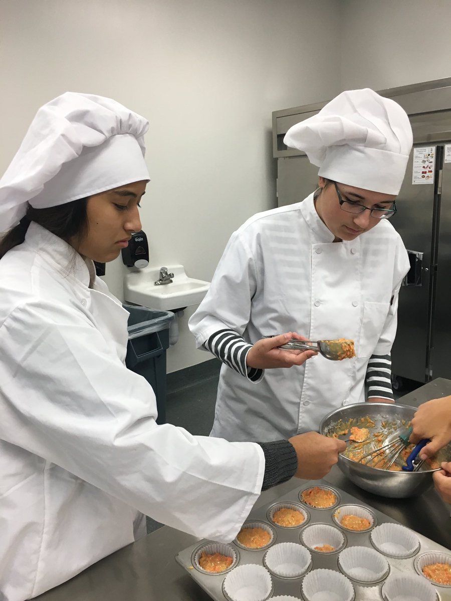 apexculinary's tweet photo. Carrot Muffins🥕 #healthychefs #knifeskills https://t.co/aaAbNh9eLF