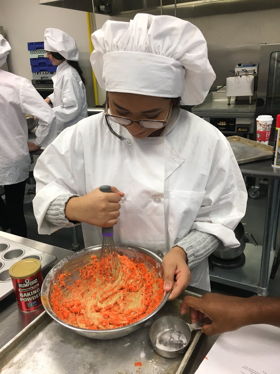 apexculinary's tweet photo. Carrot Muffins🥕 #healthychefs #knifeskills https://t.co/aaAbNh9eLF