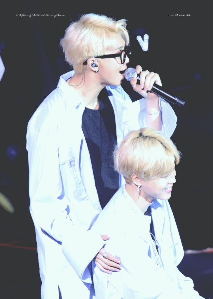 BTS saat Wings Tour di Makau pada 2017.