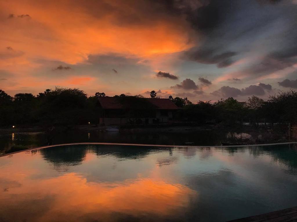 yannickenting's tweet photo. Painted skies! Such a beautiful end to this day! #skyporn #cloudporn #cloudreflection #poolside #srilanka #mannerisland #wanderlust #travel… https://t.co/gJ8S4ArG2r