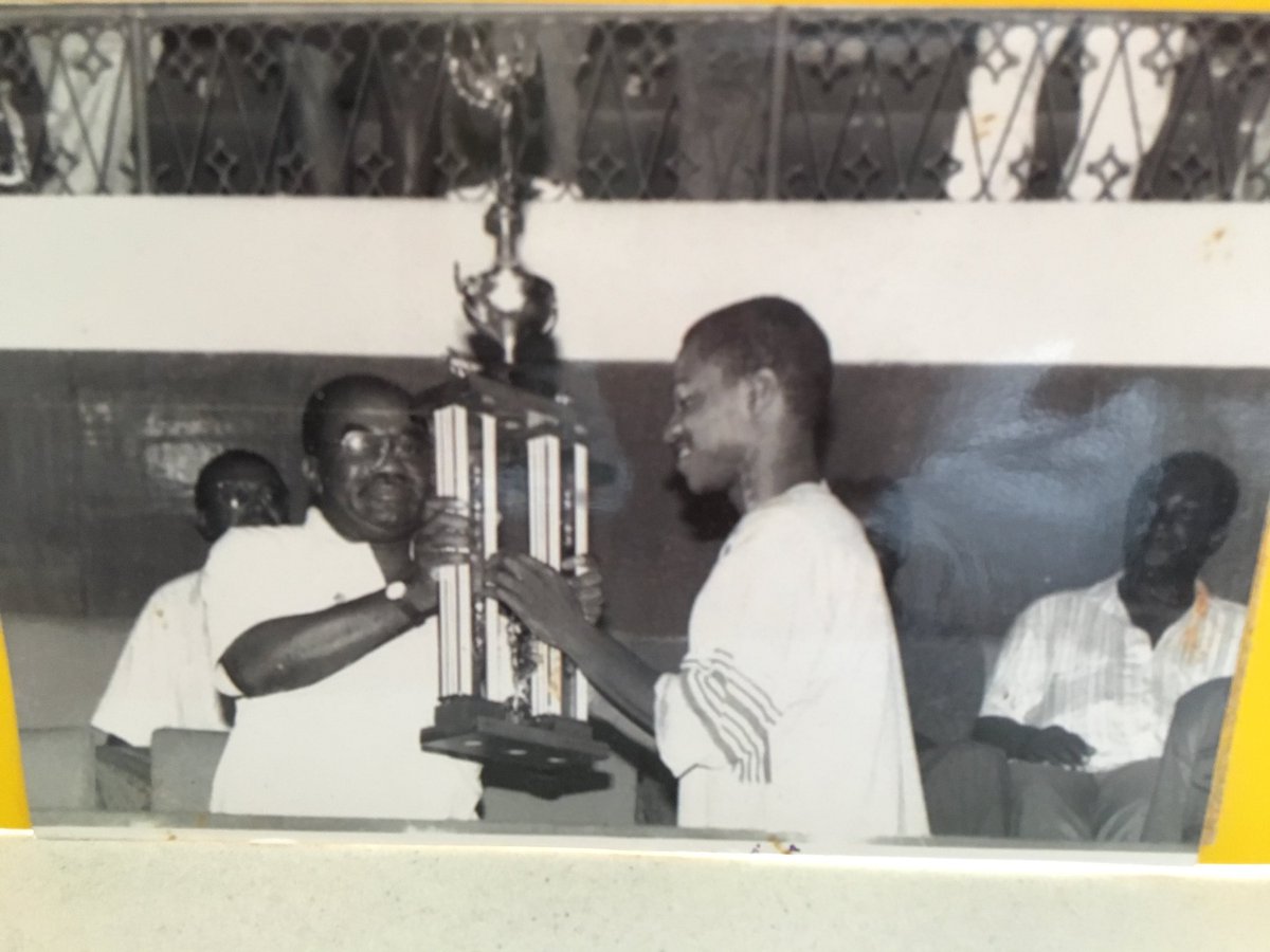 pidzzorg's tweet photo. In de nieuwe #Wijkrant: een verhaal van @woutfassbender met een van Surinaamse basketbalheld, Reggie Mettendaf. Nu werkzaam in #ouderenzorg https://t.co/IOm47kClhg