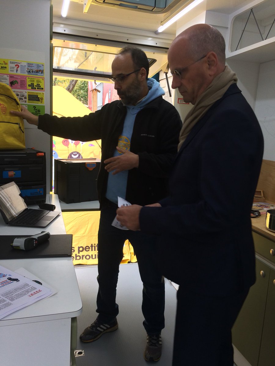 FHoullier's tweet photo. @jmblanquer dans un camion des petits débrouillards @petitsdeb apprendre &amp; découvrir la science et par la science https://t.co/tQ0r9RO4jJ