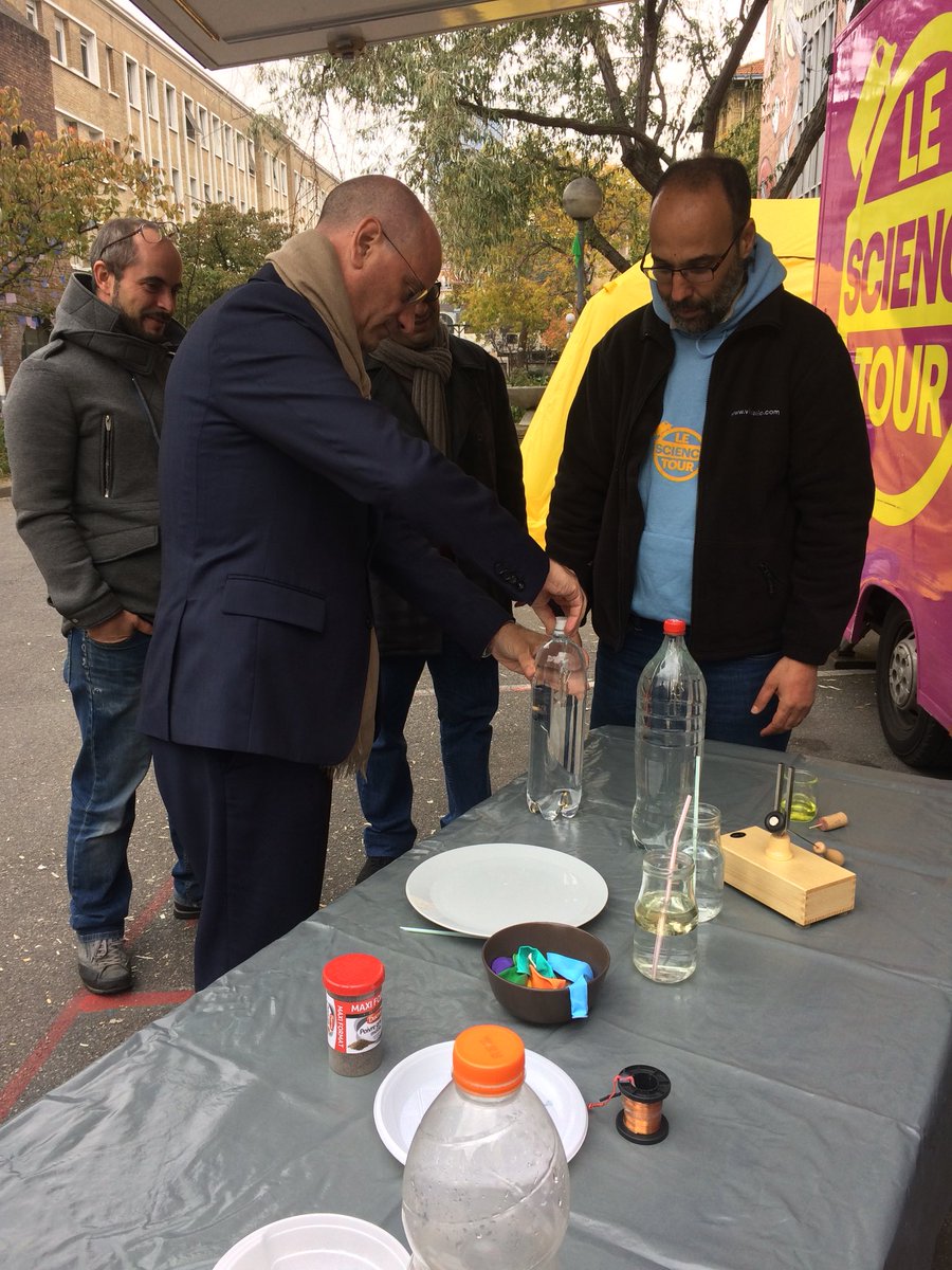 FHoullier's tweet photo. @jmblanquer dans un camion des petits débrouillards @petitsdeb apprendre &amp; découvrir la science et par la science https://t.co/tQ0r9RO4jJ