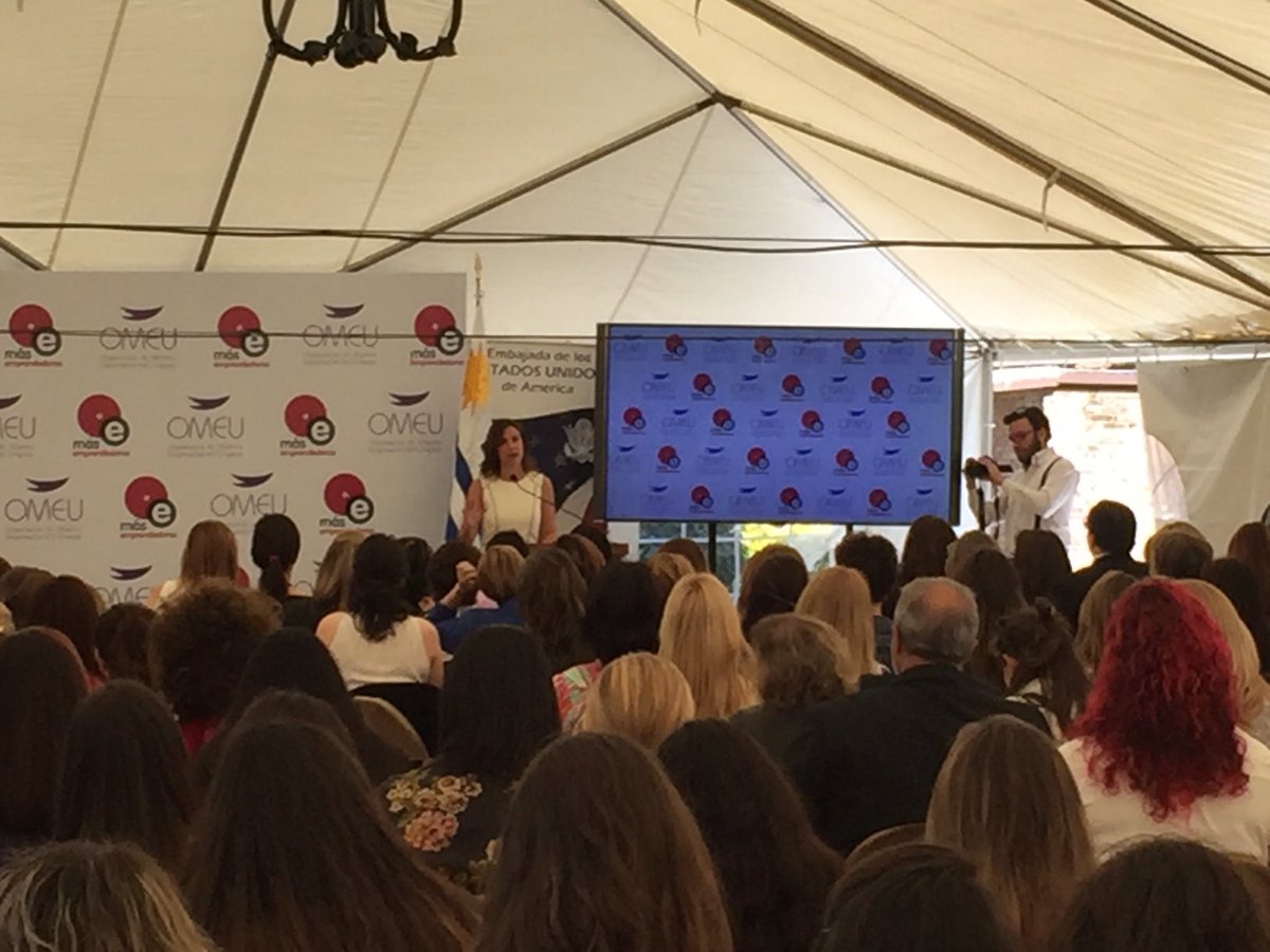Presenta <a href="/DanielaAlonsoUy/">Daniela Alonso</a> experiencia del programa de mentoría de <a href="/MsEmprendedoras/">Más Emprendedoras</a>. Se impactaron 90 mujeres en el año. Gran trabajo 👏🏻
