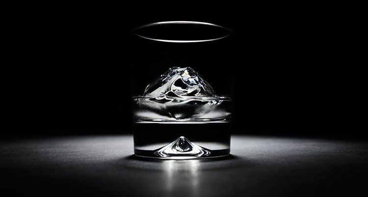 layoutla's tweet photo. ¿Un millón de dólares por una botella de vodka? Si conoces de qué se trata tal vez llegues a tentarte. https://t.co/yIeUUCiH0b https://t.co/F88zNBZSae