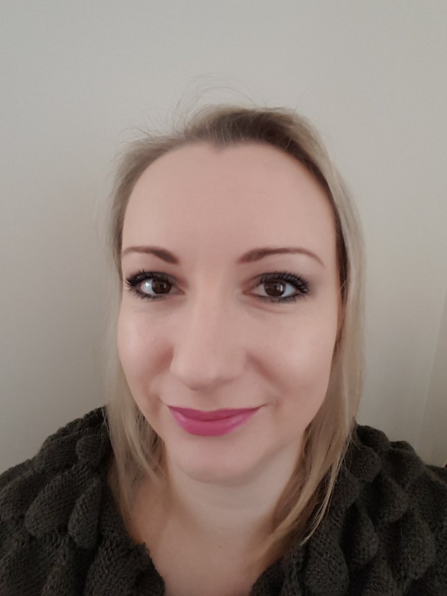 shimmerglitz10's tweet photo. Daytime look using our glitter palette #ylooks #glitter #glitterpalette @Younique_Corp https://t.co/6OoXFAOXzZ