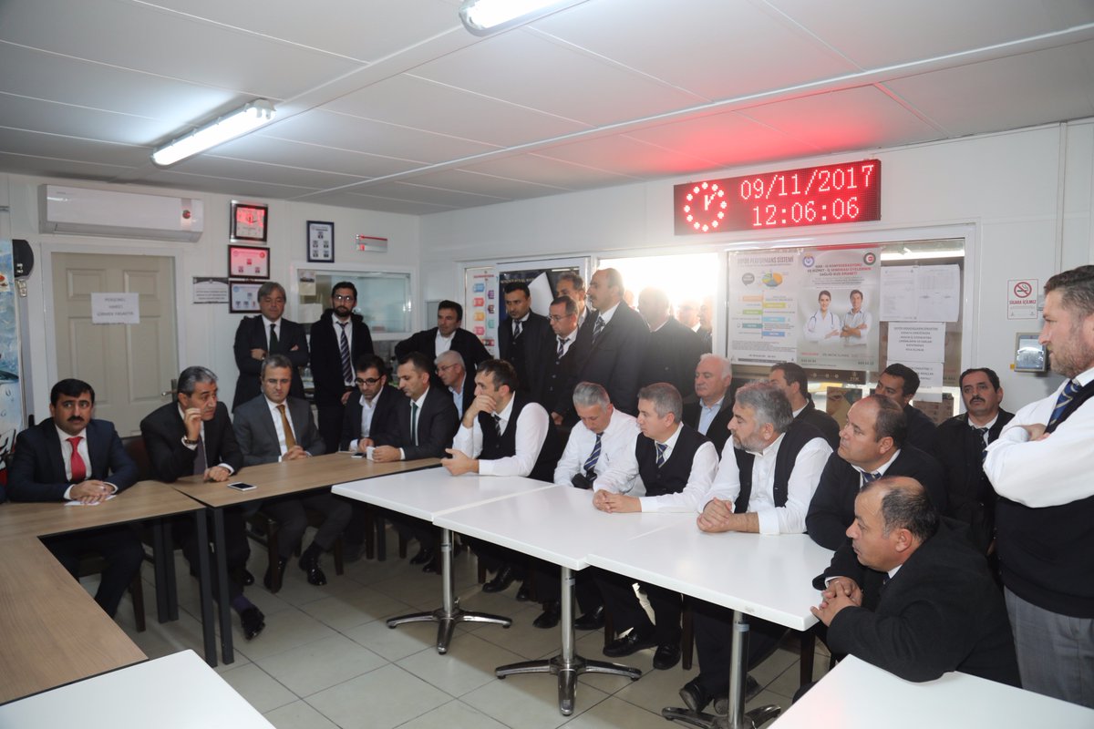 arif_emecen's tweet photo. Her gün yaklaşık bir milyon İstanbulluya hizmet veren, Metrobüs hattında görev yapan şoför arkadaşlarımızla bir araya geldik. Yaşadıkları problemleri dinledik. https://t.co/43DGVHTJQU
