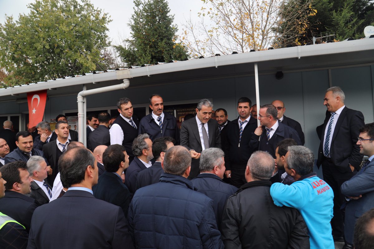 arif_emecen's tweet photo. Her gün yaklaşık bir milyon İstanbulluya hizmet veren, Metrobüs hattında görev yapan şoför arkadaşlarımızla bir araya geldik. Yaşadıkları problemleri dinledik. https://t.co/43DGVHTJQU