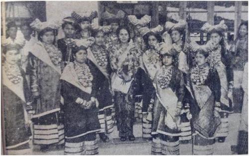 Nyonya Rahmi Hatta dan gadis-gadis Minang <a href="/diPayakumbuh/">Info PYK & 50 Kota</a> (c.1954) dalam mengikuti perdjalanan Wakil Presiden Moh. Hatta | Madjalah MERDEKA, Desember 1954
