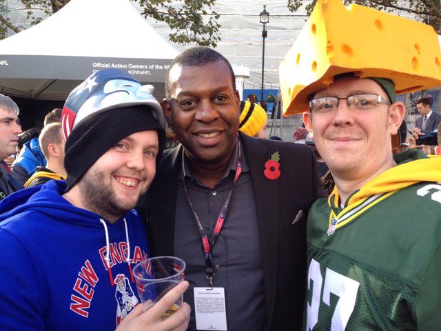 SteDooney's tweet photo. Was lucky enough to meet @kevincadle a few times at various @NFLUK London games. Made time and had a joke as well as talking ball with us. A big big loss. Sympathy with those lucky enough to be closer to him than us fans. Rest easy big fella #RIPKevinCadle https://t.co/It4tRctgUE