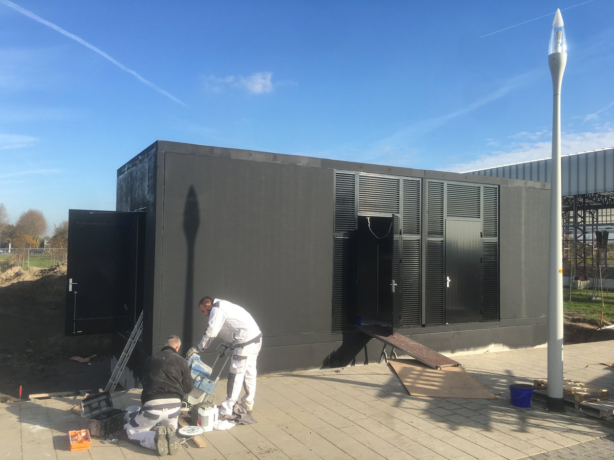 SpijkermanBeton's tweet photo. Op dit moment worden de laatste werkzaamheden uitgevoerd aan een #middenspanningsstation op Schiphol voor het opladen van #elektrische bussen. https://t.co/H6q4s3CFvb