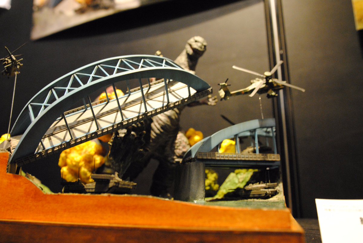 プラマイゼロ 鳥bot シンゴジラ ゴジラの侵攻で停電する家電量販店 各テレビ局の画面が映っているが テレ東にあたる局だけアニメを流している 全国発声可能上映会の際 名古屋ではこのシーンに反応が無かったのに地域性を感じた 映像は庵野監督の