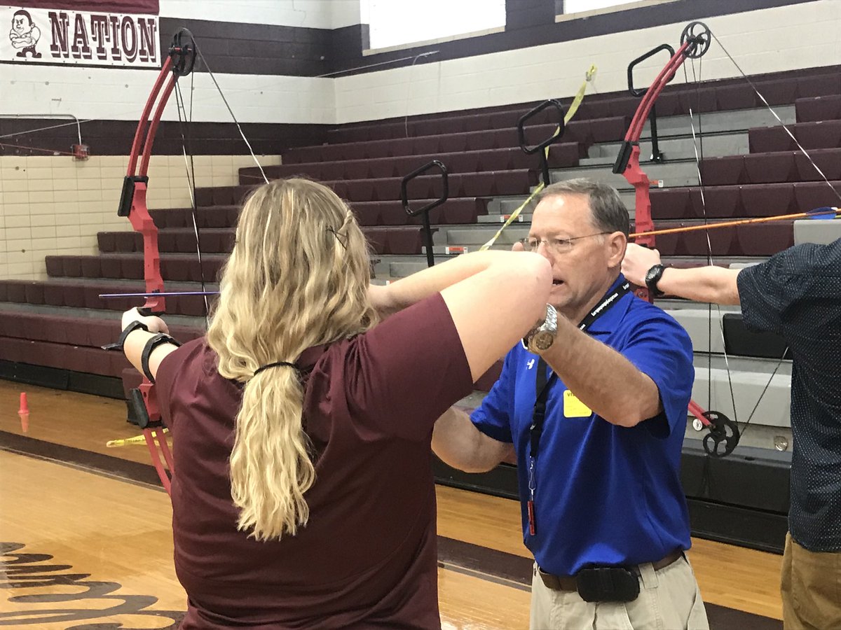 ClimbersPE's tweet photo. Thanks to Ken McCabe from @UrbanaU for coming into class to assist with archery! Kids had a blast! #ucsteach #nasp https://t.co/K5iymhAWTF