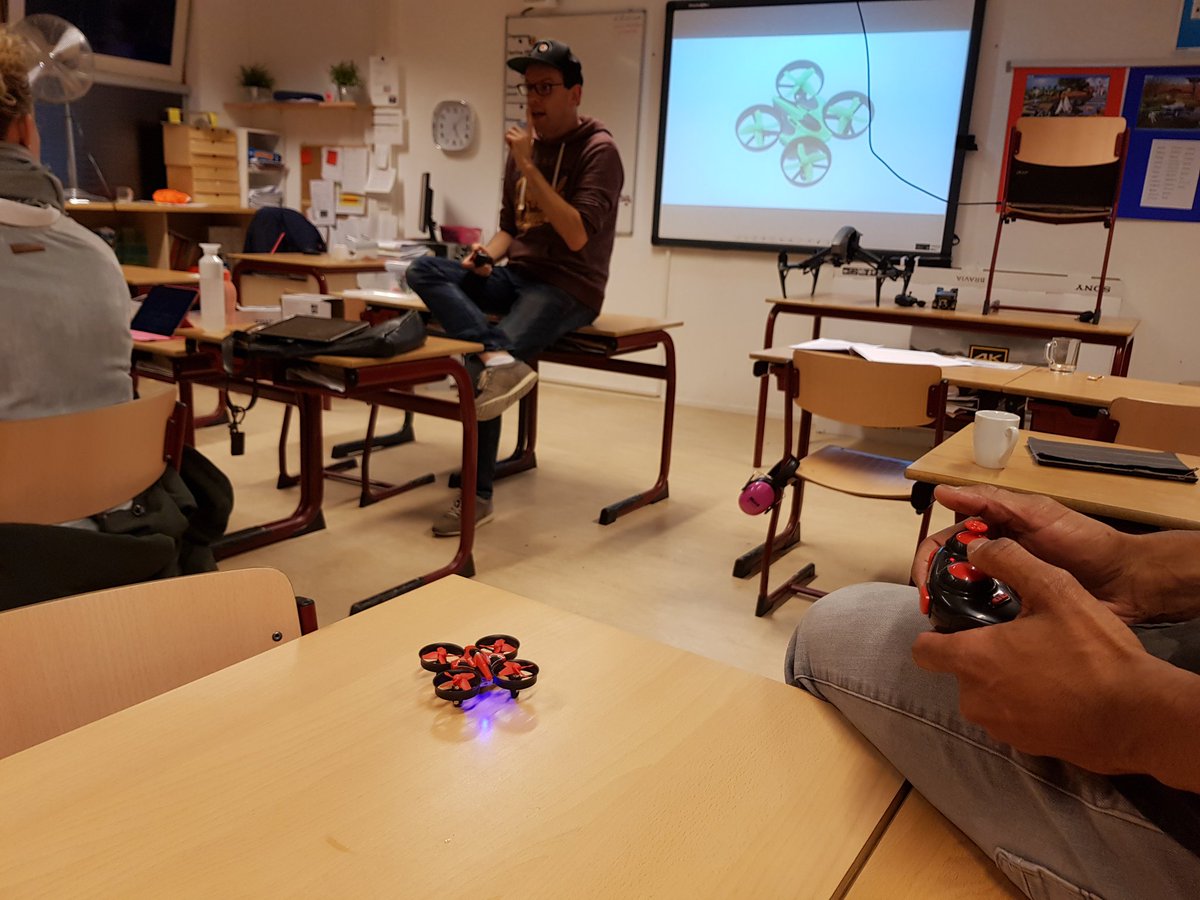 jaapjanvleeuwen's tweet photo. Trainingsbijeenkomst leerkrachten, voorbereiding drone cup groep 5-6 @cbo_meilan #MeilânLeague2018 #ontwerpend leren #designthinking @toekomstgericht @svangeffen https://t.co/WSsIEuUngB