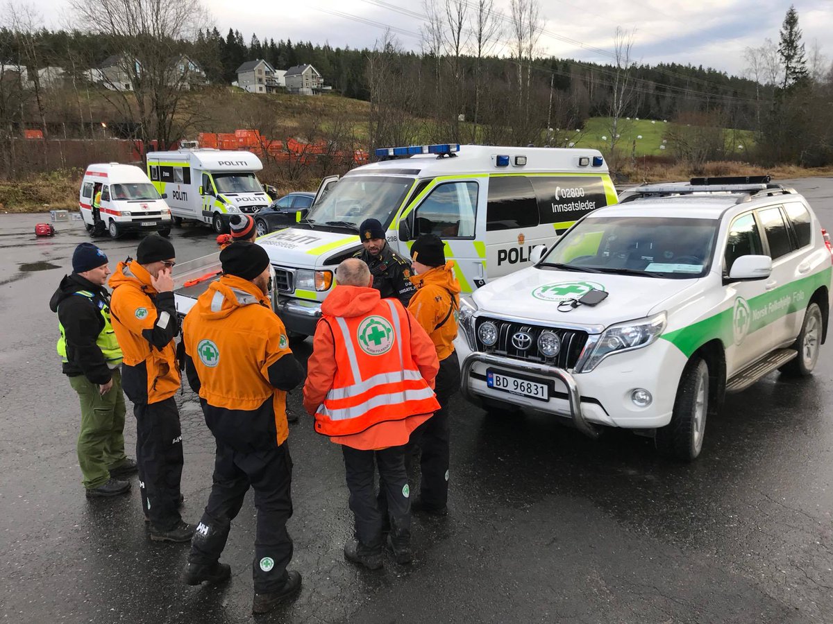 NFFollo's tweet photo. Søket på Mariholtet i Oslo ble avslutta i 13-tiden. Den savnede er ikke funnet. Vi har vært i innsats med operativ leder og syv mannskaper, sammen med ressurser fra @Redningshunden, @Hjelpekorps og @politietoslo. #folkehjelp #redningstjenesten https://t.co/aukrWhtKKK