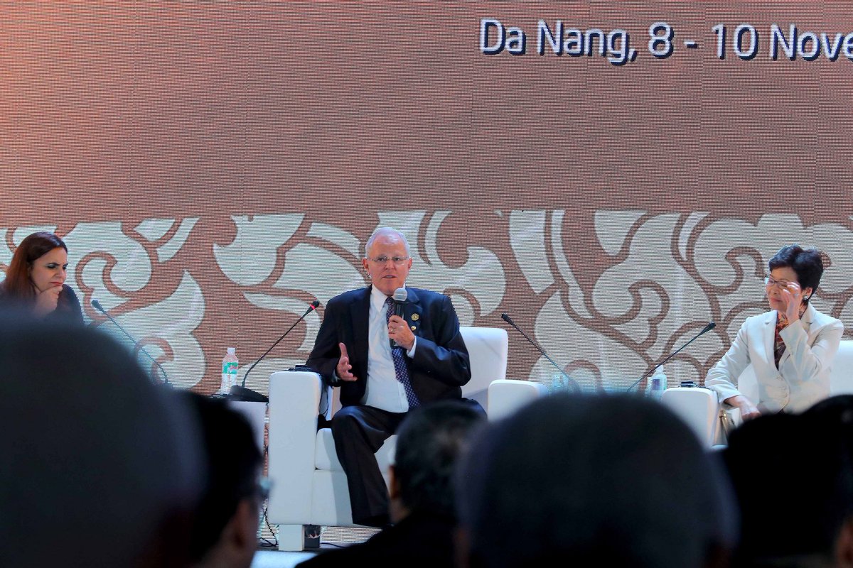 presidenciaperu's tweet photo. Presidente @ppkamigo: “Las nubes oscuras del proteccionismo se disiparán, hay que luchar por el libre comercio”. #APEC2017 https://t.co/TESWjPLA9I