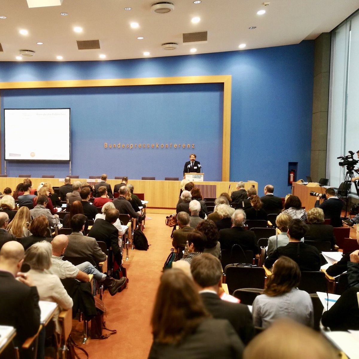 DesolicTeam's tweet photo. 🎥 ▶ INTERN - Berlin! Heute gibt die Regierung in Berlin eine Pressekonferenz zum Thema Politik und Medien. Transparenz der Politik, Staatsfunk und Angriffe auf Journalisten sind die Themen. (lh) | #desolic #formate17 https://t.co/8OaDJ6dXLa
