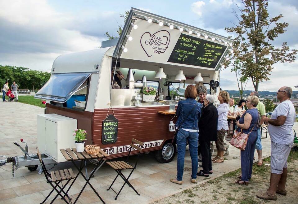 mitjamataro's tweet photo. Per tots aquells que vingueu a veure la Marató Escolar, la #PRUNAMOTOR #MITJADEMATARO i el #TERÇDEMITJA us espera la Food Caravan "Lolita" https://t.co/7ROETLysjN