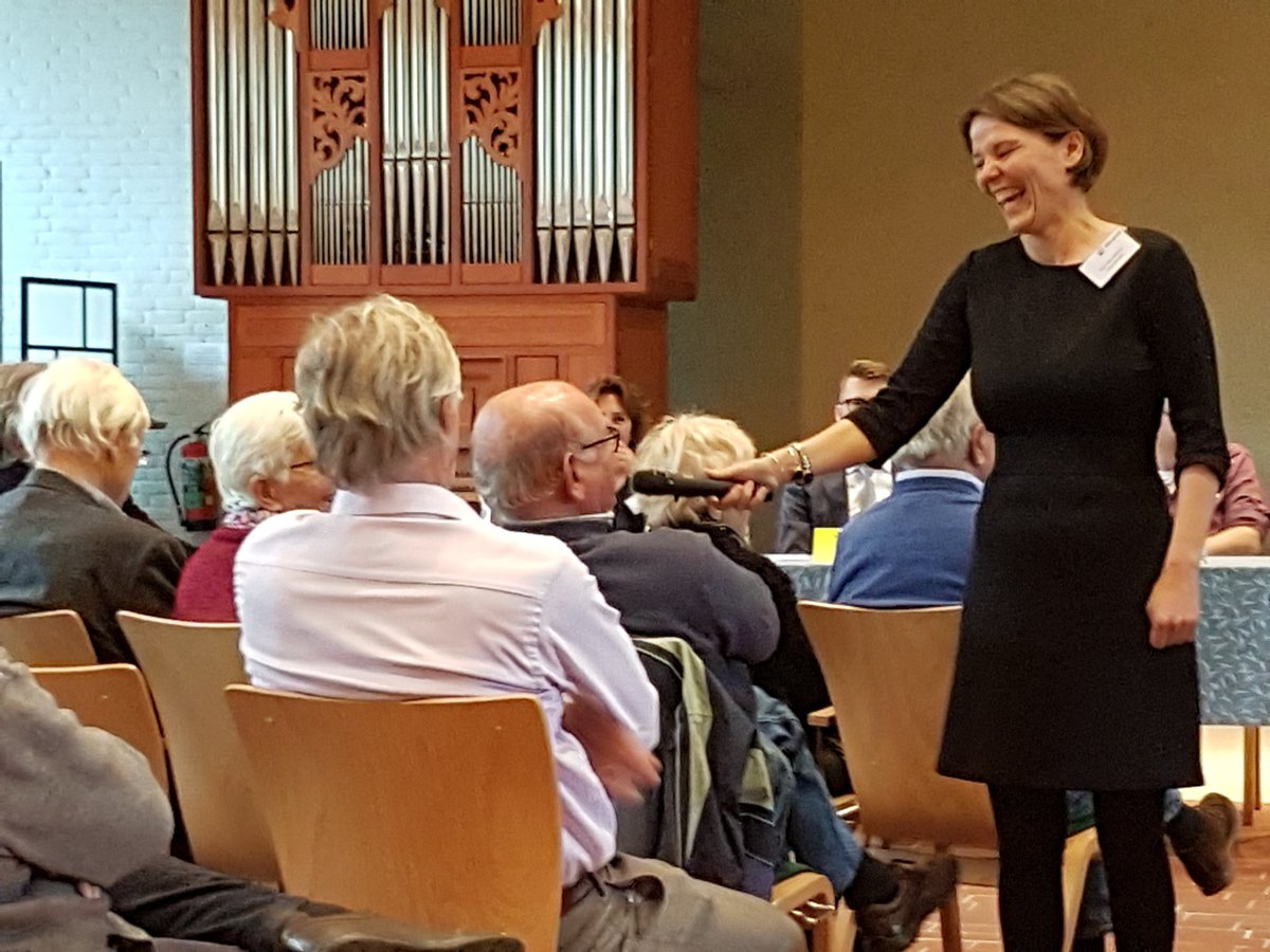 NeldeKam's tweet photo. Stevige discussie met zaal en panel over het signaleren en voorkomen van financiële uitbuiting van ouderen op @kbo_pcob bijeenkomst 'Van niet pluis naar een veilig thuis'. https://t.co/i9M9DOld5M