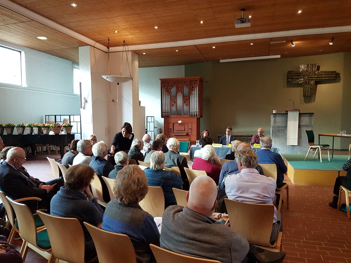 NeldeKam's tweet photo. Stevige discussie met zaal en panel over het signaleren en voorkomen van financiële uitbuiting van ouderen op @kbo_pcob bijeenkomst 'Van niet pluis naar een veilig thuis'. https://t.co/i9M9DOld5M