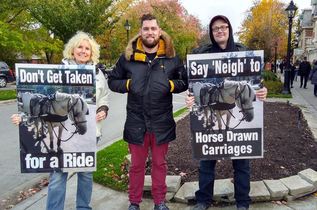 ATWARFORANIMALS's tweet image. The man in the middle wanted a picture to show his support for the end of horse carriages. #notl #stopusinganimals