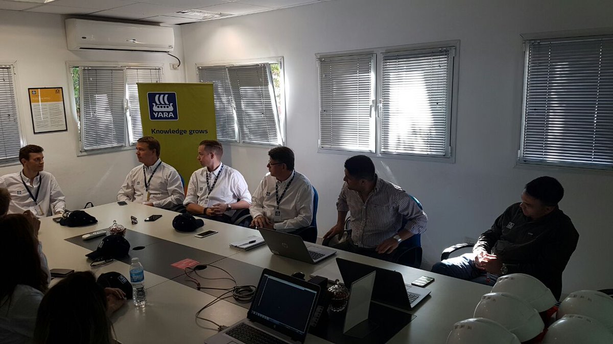 YaraArgentina's tweet photo. Nuestro EVP @terje_knutsen visita nuestra planta de distribución en San Nicolás!🚛🚢 👉 Seguridad y ética, pilares para operar! #Estrategia #HESQ @yara https://t.co/rh9sl1jaGy