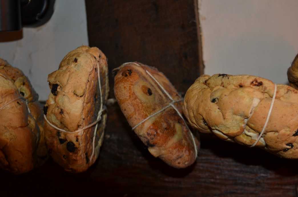 rwleaven's tweet photo. The Bell Inn pub, #Hordon on the Hill, #Thurrock, is a 15th century inn. Every Good Friday locals hang hot cross buns from the rafters! May date back to 1906, but an older tradition says bread baked on Good Friday never spoils #folklorethursday Details at https://t.co/TR86zuUusF https://t.co/bD0YcwO8zm