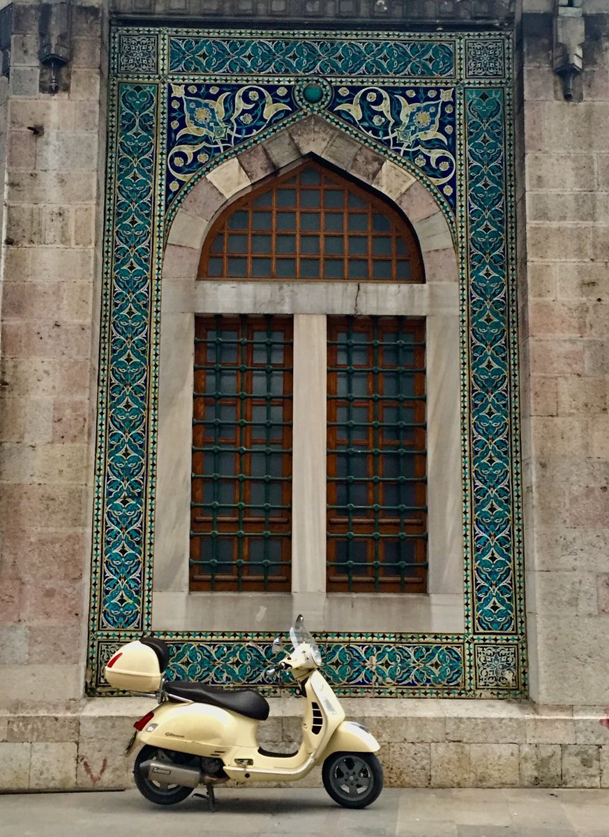 celalettingunes's tweet photo. Şehir, kıyısı köşesi, penceresi, kapısı ile güzeldir. Detaylardır, bütüne anlam katan.
#istanbul #hobyar https://t.co/pzDBmTsyed