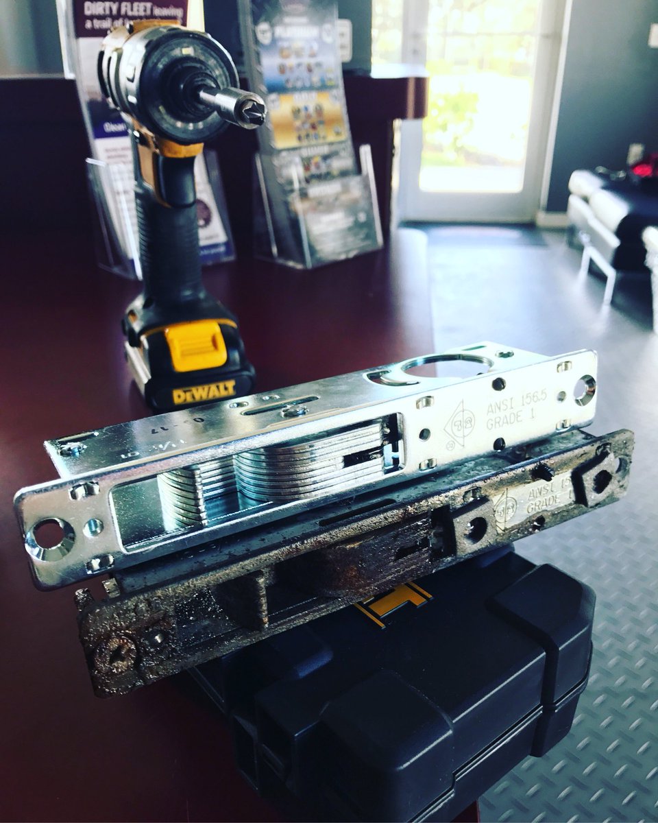 locksmithnaples's tweet photo. Starting the morning with a new store front lock body. #naplesflorida #naplesfl #napleslocksmith #24/7 https://t.co/qw1xzi6Enm