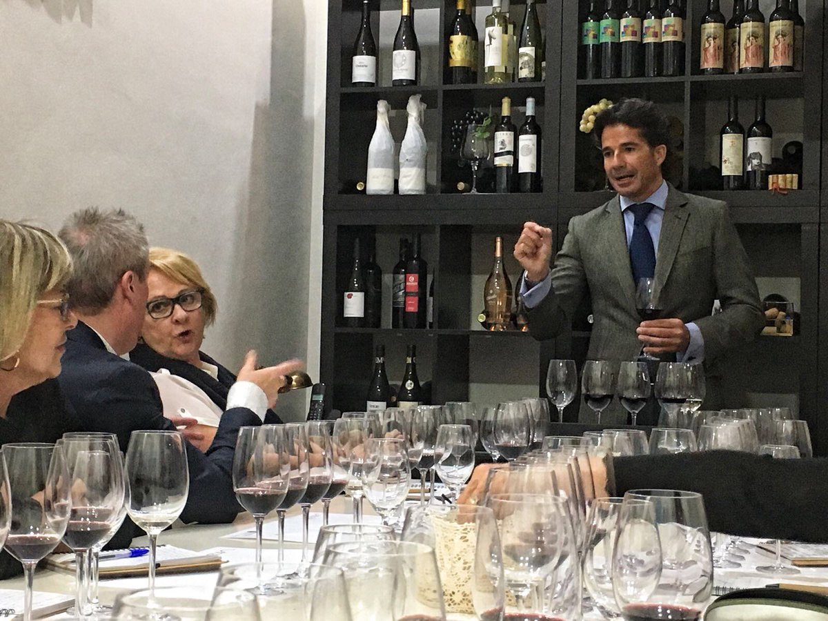 TVegaSicilia's tweet photo. Muchas gracias a Mariano Heredia y a su club de cata @VINALITI por la gran cata del pasado lunes 6 en #Málaga ¡Fue un placer! #TEMPOSVegaSicilia https://t.co/QxR0NZlRbV
