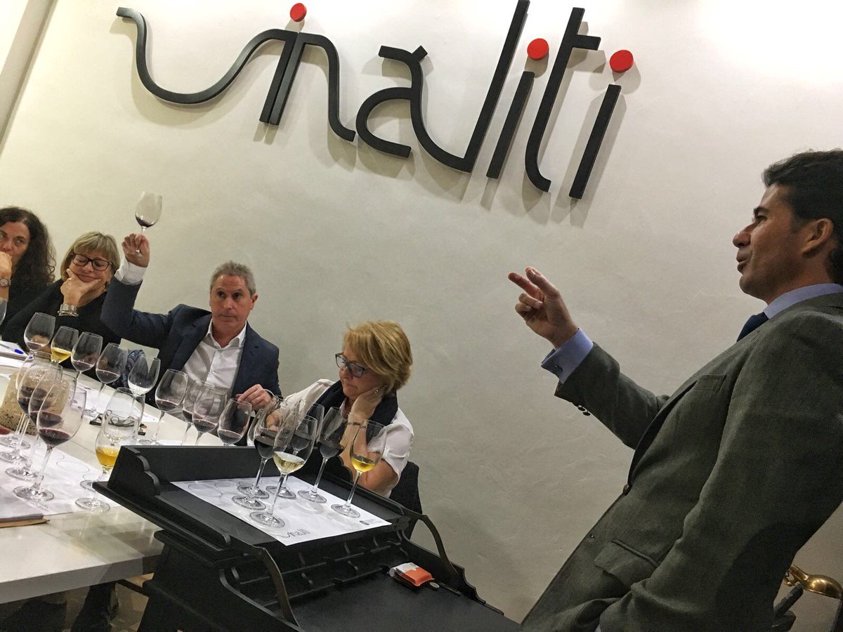 TVegaSicilia's tweet photo. Muchas gracias a Mariano Heredia y a su club de cata @VINALITI por la gran cata del pasado lunes 6 en #Málaga ¡Fue un placer! #TEMPOSVegaSicilia https://t.co/QxR0NZlRbV
