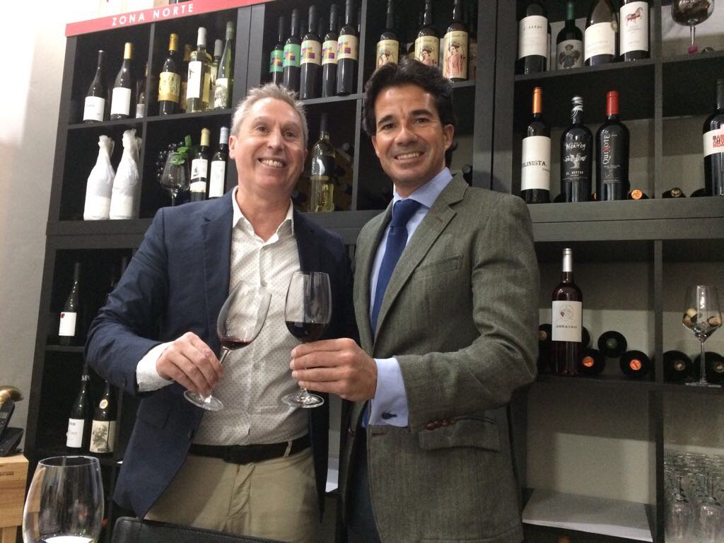TVegaSicilia's tweet photo. Muchas gracias a Mariano Heredia y a su club de cata @VINALITI por la gran cata del pasado lunes 6 en #Málaga ¡Fue un placer! #TEMPOSVegaSicilia https://t.co/QxR0NZlRbV