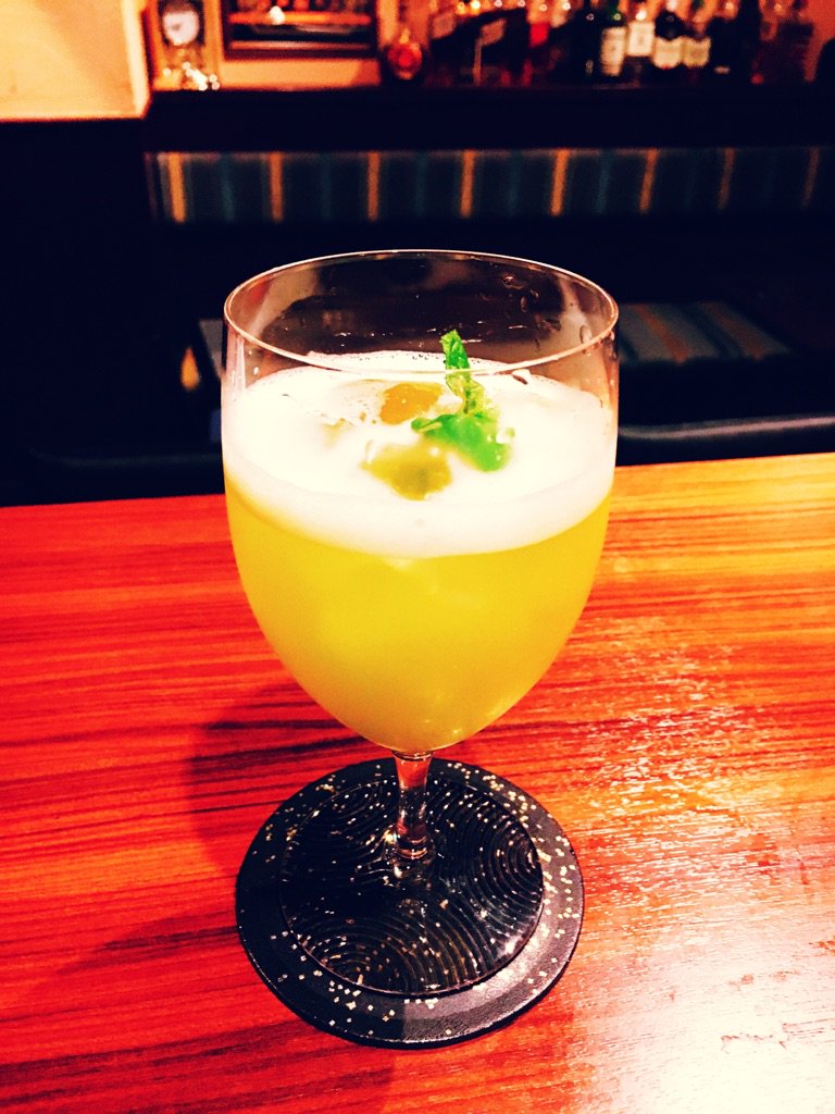 神楽坂bar Naorai 11月2日生まれの方 お誕生日おめでとうございます 今日の誕生日カクテル は ランディリトルキウィ カクテル言葉は 気前の良さで人から頼られる人気者 です 緑色のメロンリキュールとキウイの組み合わせ 甘味と酸味が心地よい