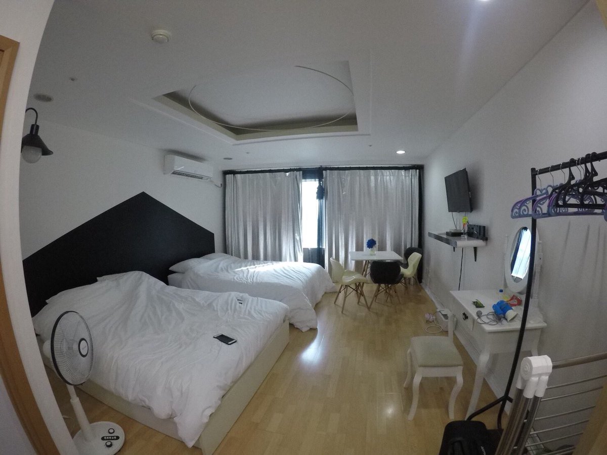Lek_Noona's tweet photo. พึ่งกลับจากเกาหลี ไปพักที่นี่มา คือดี อยู่ฮงแดทางออก 1 (มีบันไดเลื่อน) ออกมาถึงเลย สะดวกมาก โอปป้าใจดี ของใช้ครบ ห้องกว้าง อยู่ 4 คนสบาย #รีวิวเกาหลี #airbnb https://t.co/ASRWJBMqyK